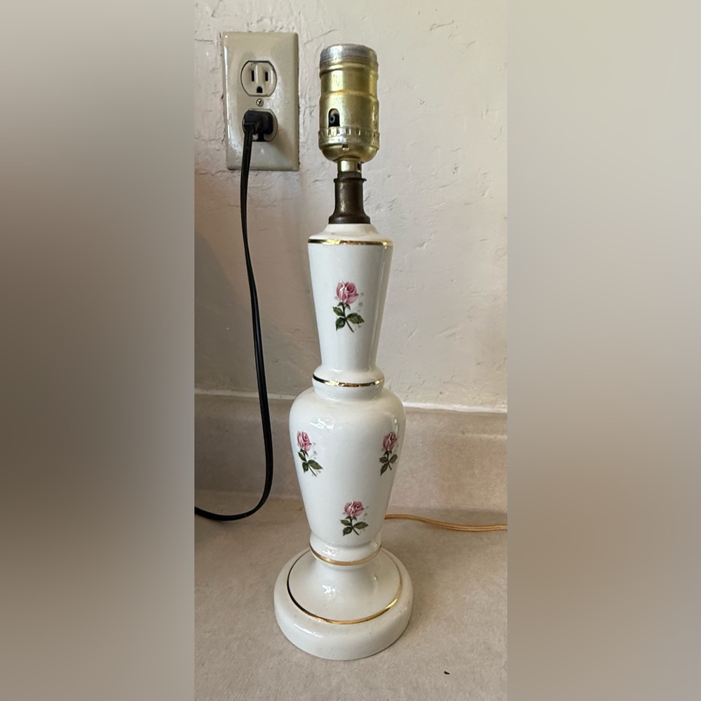 VTG  ROSE PAINTED TABLE LAMP MCM Hollywood regency porcelain works ELECTRIC